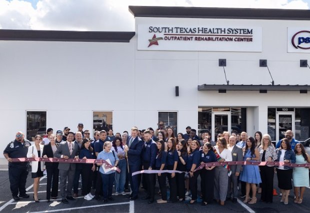 STHS Edinburg staff at the ribbon cutting ceremony for the Outpatient Rehabilitation Center